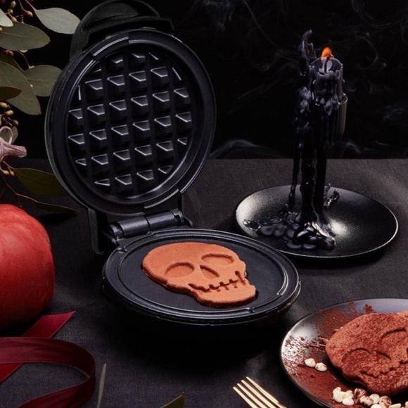 New in box dash mini waffle maker skull Halloween spooky black 13” breakfast - Picture 3 of 6